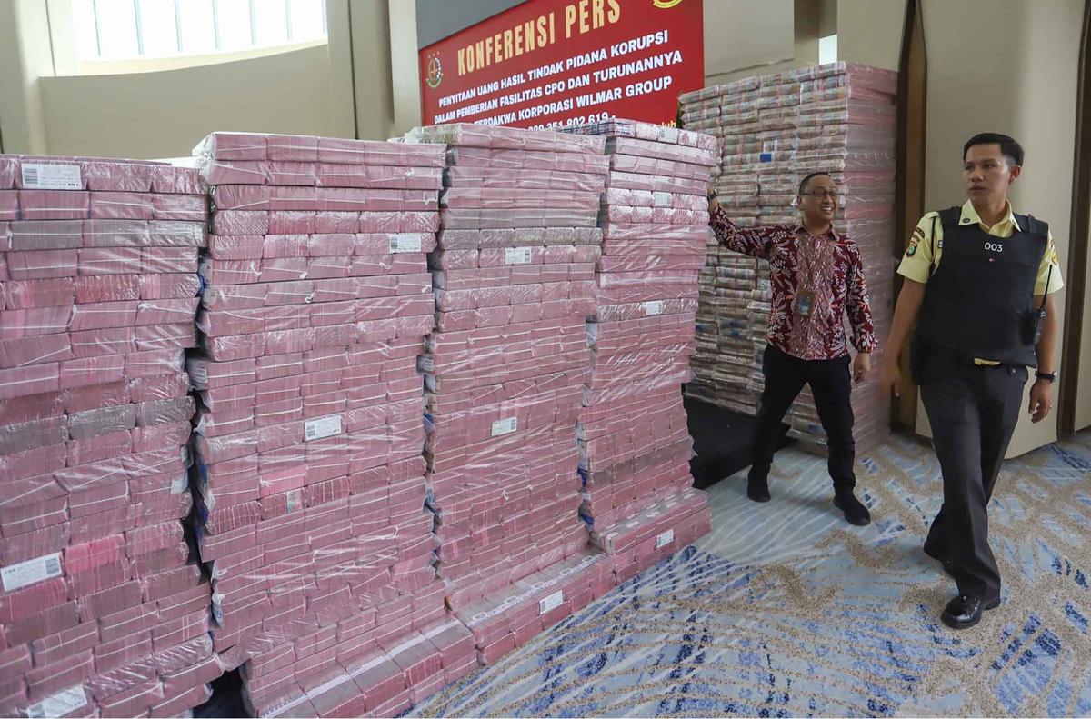 FOTO: Penampakan Uang 2 Trilyun Rupiah, Sitaan dari Wilmar Group di Kejagung Jakarta