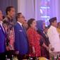 Presiden Jokowi (ketiga kiri) dan Ketum PDIP Megawati Soekarnoputri (kelima kiri) menghadiri Rakernas Partai Amanat Nasional di Jakarta, Rabu (6/5/2015) malam. Keduanya duduk mengapit Ketua Umum PAN Zulkifli Hasan. (Liputan6.com/Faizal Fanani)