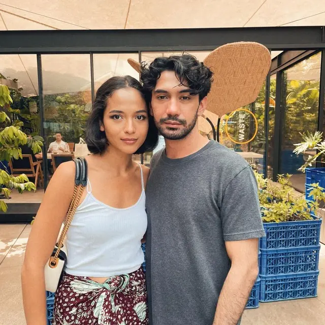 Putri Marino dan Reza Rahadian, pemain Layangan Putus, kompak pakai baju biru