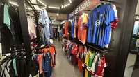 Koleksi jersey yang terpampang di toko Ari Football Thailand, Bangkok. (Bola.com/Muhammad Adi Yaksa)