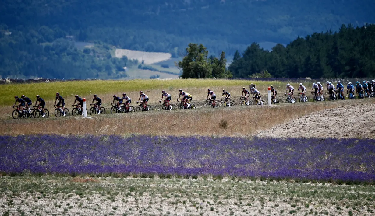 Pemandangan indah saat para pembalap beraksi pada etape 11 Tour de France 2021. (Foto: AFP/Anne-Christine Poujoulat)