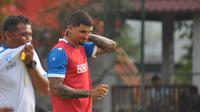 Pemain asing Arema FC, Arthur Cunha da Rocha, punya banyak tato di tubuhnya. (Bola.com/Iwan Setiawan)