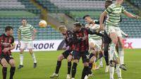 Pemain AC Milan dan Celtic berebut bola pada pertandingan leg pertama Grup H Liga Europa di stadion Celtic Park di Glasgow, Skotlandia, Kamis, 22 Oktober 2020. AC Milan memenangkan pertandingan tersebut 3-1 . (Jane Barlow / Pool via AP)