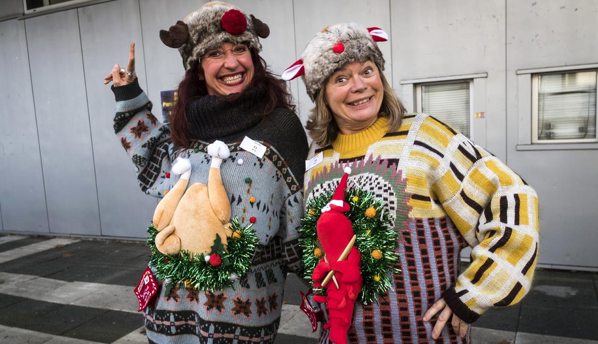 Blandine dan Sophie saat berlangsungnya Kejuaraan Dunia Sweater Terjelek di kota Albi, Prancis pada 1 Desember 2018. Peserta yang mengikuti kompetisi, terbagi dalam kategori anak-anak, perorangan, dan keluarga. (ERIC CABANIS / AFP)