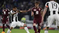 Tomas Rincon mencoa merebut bola dari striker Torino Adem Ljajic (kanan). (AFP / MIGUEL MEDINA)