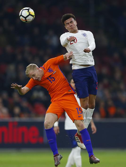 Duel pemain Inggris, Dele Alli (kanan) dan pemain Belanda, Donny van de Beek pada laga uji coba di Amsterdam Arena, Amsterdam, (23/3/2017). Inggris menang 1-0. (AP/Peter Dejong)