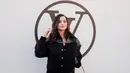 Ana de Armas tiba untuk koleksi busana siap pakai Louis Vuitton Spring/Summer 2023 yang dipresentasikan di Paris Fashion Week, Prancis, 4 Oktober 2022. Artis cantik berusia 34 tahun ini menarik perhatian sambil menyapa penonton sebelum masuk ke dalam untuk mendapatkan kursi barisan depan.(AP Photo/Francois Mori)