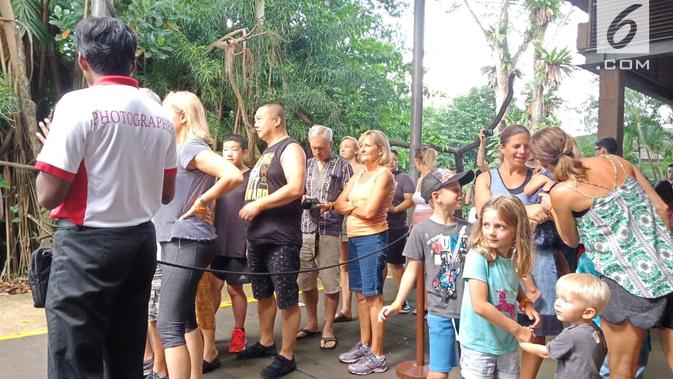 Wisatawan mancanegara ramai mengunjungi Singapore Zoo. (6/8). Kebun binatang ini punya atraksi wisata sarapan bersama orangutan. (Liputan6.com/ Vincentia Dianawanti)