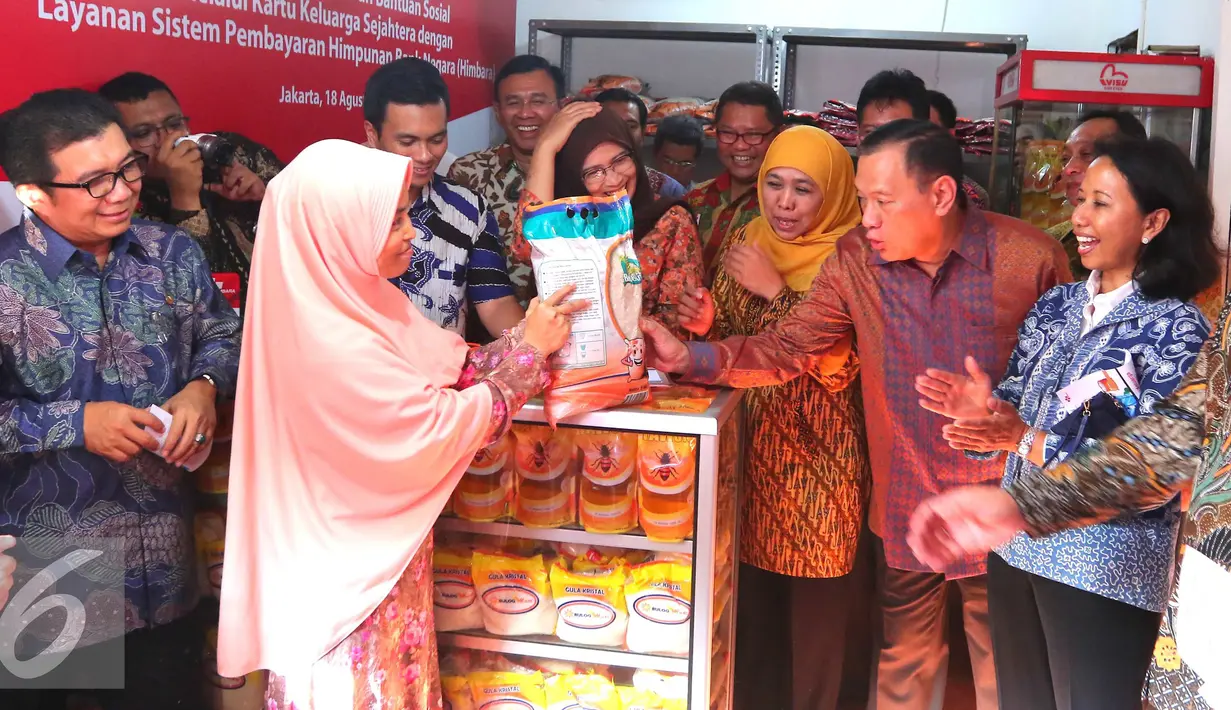Warga memperlihatkan barang dagangannya kepada sejumlah pejabat negara saat peresmian pilot project penyaluran bantuan sosial melalui Kartu Keluarga Sejahtera (KKS), Jakarta, Kamis (18/08). (Liputan6.com/Angga Yuniar)
