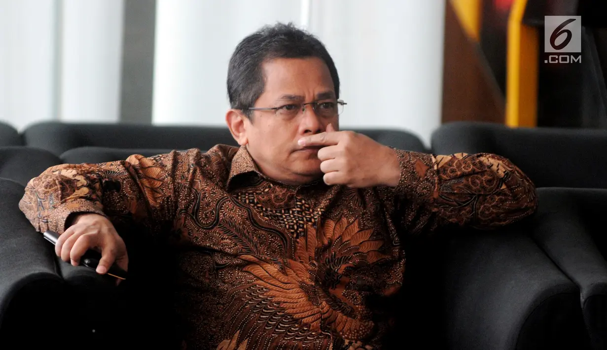 Sekjen DPR Indra Iskandar menunggu pemeriksaan penyidik di Gedung KPK, Jakarta, Senin (18/2). Indra diperiksa sebagai saksi untuk tersangka mantan Wakil Ketua DPR Taufik Kurniawan terkait dugaan suap DAK Kebumen. (Merdeka.com/Dwi Narwoko)