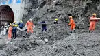 Personel NDRF bersiap menyelamatkan pekerja di salah satu proyek pembangkit listrik tenaga air di desa Reni di distrik Chamoli, negara bagian Uttrakhund, India (8/2/2021). Upaya penyelamatan 37 orang dilakukan setelah sebagian dari gletser pecah, (National Disaster Response Force via AP)
