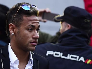 Neymar memenuhi panggilan pihak berwenang Kantor Pengadilan Spanyol, Madrid,  Selasa (2/2/2016). Neymar diduga terlibat penggelapan pajak. (AFP/Javier Soriano)