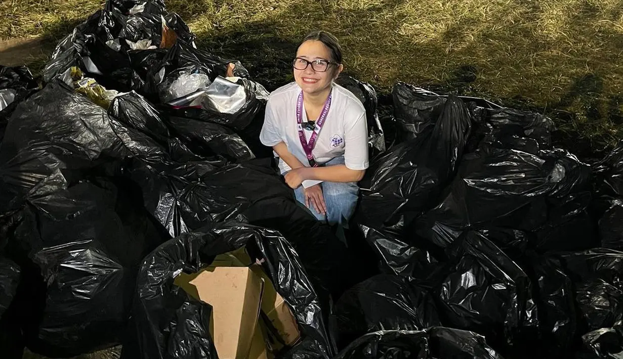 "Terima kasih ya untuk kalian semua yang ikut mengumpulkan sampah semalam! kalian hebat!," lanjut Prilly Latuconsina. [Instagram/prillylatuconsina96]