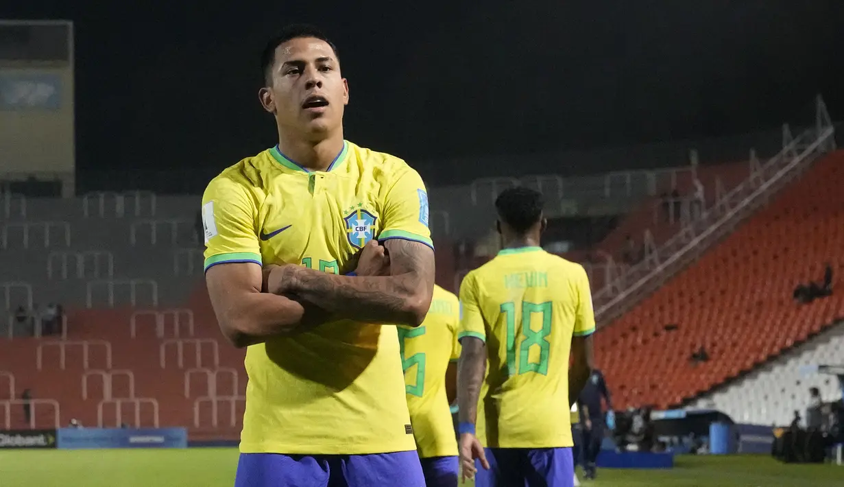 Pemain Brasil U-20, Matheus Martins melakukan selebrasi setelah mencetak gol kelima ke gawang Dominika U-20 pada laga matchday kedua Grup D Piala Dunia U-20 2023 di Stadion Malvinas, Argentina, Kamis (25/05/2023) dini hari WIB. Brasil menang dengan skor 6-0. (AP Photo/Natacha Pisarenko)