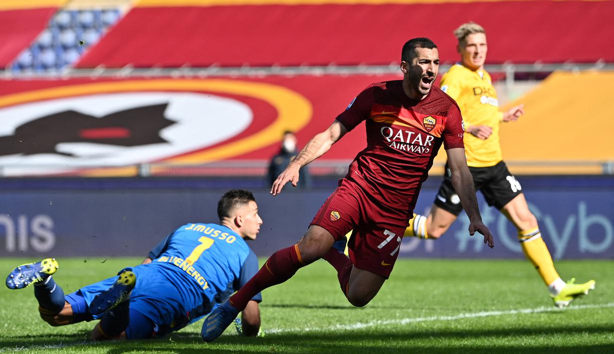 Gelandang AS Roma, Henrikh Mkhitaryan (kanan) dijatuhkan kiper Udinese, Juan Musso yang berbuah hukuman penalti dalam laga lanjutan Liga Italia 2020/21 pekan ke-22 di Olimpico Stadium, Roma, Minggu (14/1/2021). AS Roma menang 3-0 atas Udinese. (AFP/Alberto Pizzoli)