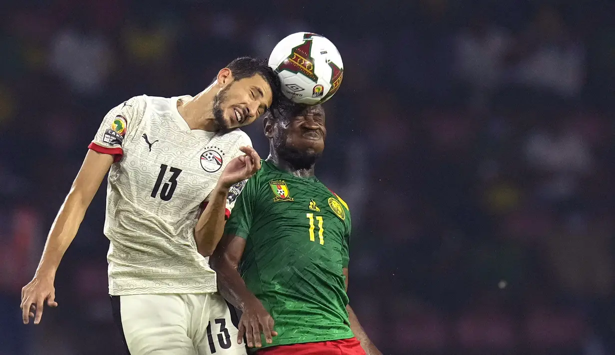 Kedua kubu memperoleh sejumlah peluang untuk membuka skor. Namun, masih belum ada yang menghasilkan gol. Skor kacamata bertahan hingga turun minum. (AP/Themba Hadebe)
