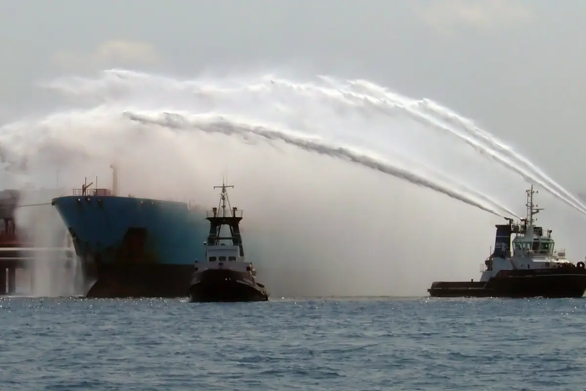 Kapal Terbakar dan Kapal Meledak