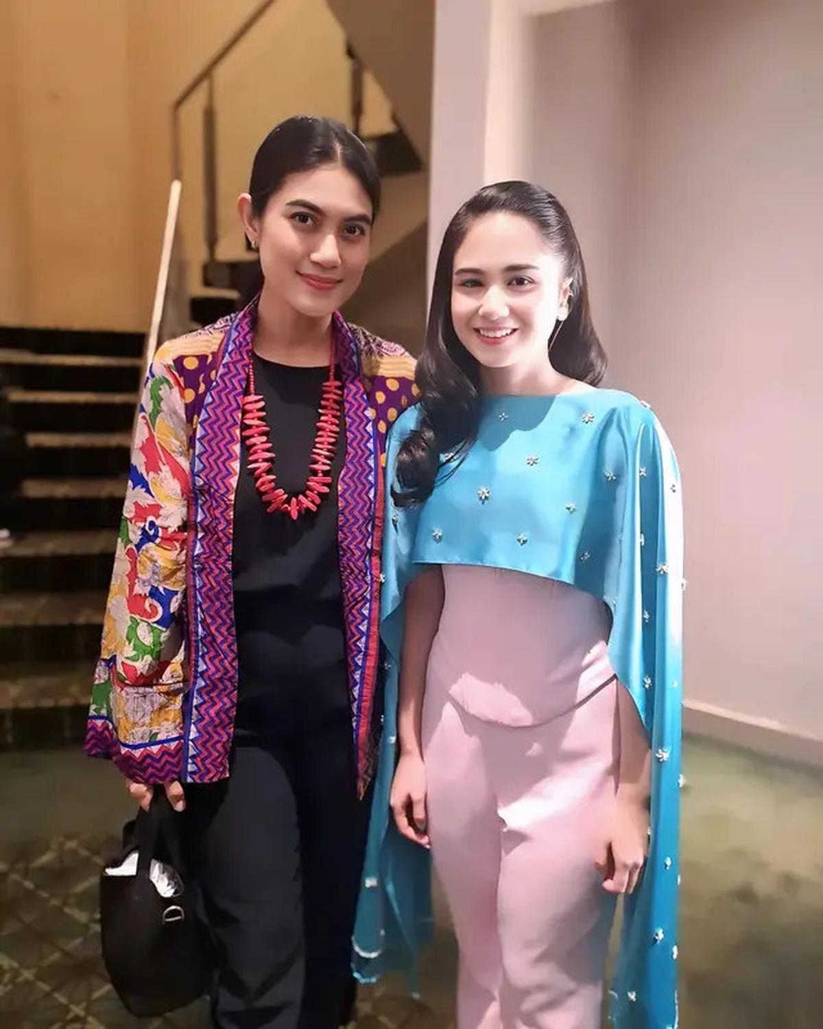 Beda Gaya ala Mertua dan Menantu Wulan Guritno dan Tissa Biani Kenakan Korset di Premiere Film Terbaru