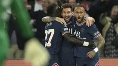 Lionel Messi berhasil mencetak gol perdananya untuk PSG saat menang 2-0 atas Manchester City dalam laga matchday kedua Grup A Liga Champions 2021/2022 di Parc des Princes, Paris, Selasa (28/9/2021). Satu gol lainnya dicetak oleh Idrissa Gueye. (AP/Christophe Ena)