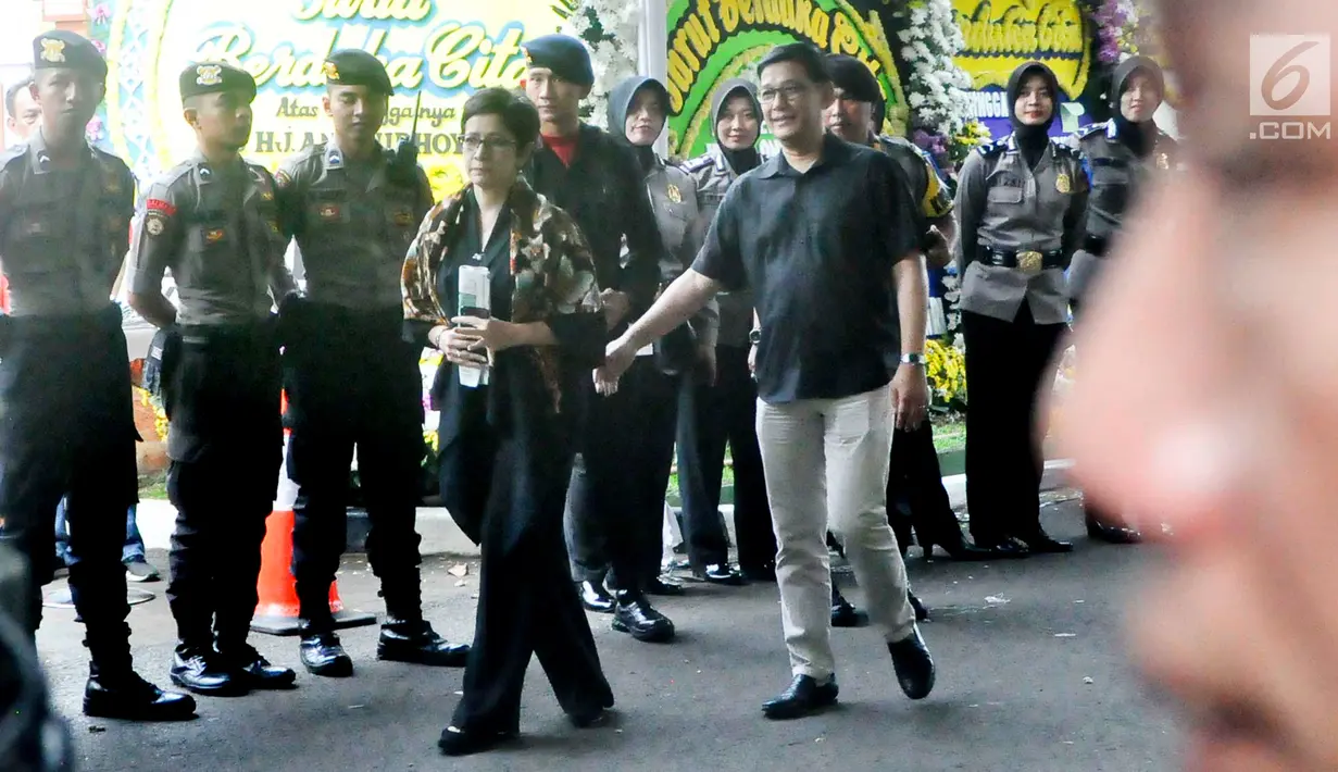 Politikus Partai Golkar Nurul Arifin menghadiri persemayaman Ani Yudhoyono di Puri Cikeas, Bogor, Jawa Barat, Minggu (2/6/2019). Sejumlah tokoh terus berdatangan jelang pemakaman istri presiden ke-6 RI Susilo Bambang Yudhoyono (SBY) tersebut. (Liputan6.com/Immanuel Antonius)