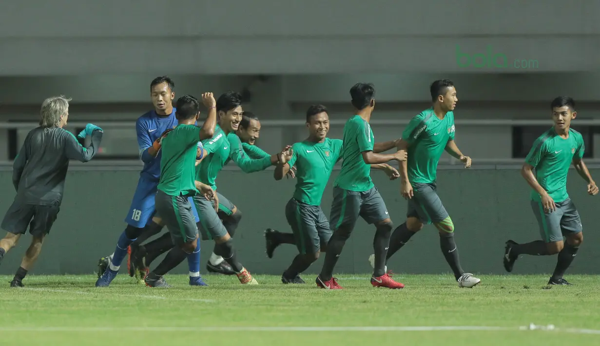Pemain Timnas Indonesia U-23 berlari menghindari kejaran asisten pelatih  saat latihan di Stadion Pakansari, Bogor, (26/4/2018). Indonesia akan melawan Bahrain pada laga perdana PSSI Anniversarry Cup 2018 . (Bola.com/Nick Hanoatubun)
