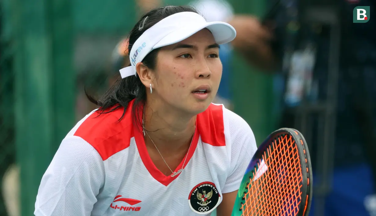 Petenis putri Indonesia, Aldila Sutjiadi saat pertandingan final tenis beregu putri SEA Games 2023 melawan petenis Thailand, Aunchisa Chanta di Tennis Arena, Morodoc Techo National Stadium, Phnom Penh, Kamboja, Selasa (9/5/2023). Indonesia sempat tertinggal di partai pertama namun sukses menyamakan kedudukan saat partai kedua. Pasangan Aldila dan Jessy kemudian sukses menyegel kemenangan partai ketiga sekaligus memberikan emas ke-24 untuk Indonesia. (Bola.com/Abdul Aziz)