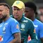 Penyerang Brasil bernomor punggung 10, Neymar (tengah), berbicara dengan rekan setimnya yang dilirik oleh pelatih kepala Brasil asal Italia, Carlo Ancelotti (kanan), selama sesi latihan di Fasilitas Latihan Columbia Park di Morristown, New Jersey pada 22 Juni 2026, selama turnamen Piala Dunia 2026. (Mauro Pimentel/AFP)