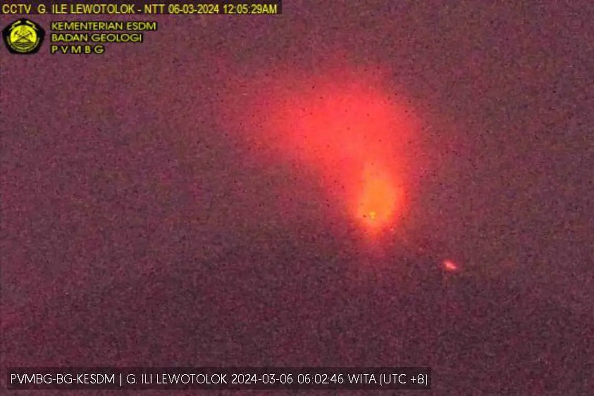 Gunung Ili Lewotolok Meletus