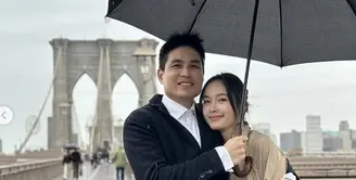 Nong Poy kerap tampil kompak dengan sang suami. Kali ini ia terlihat bergaya casual dengan trench coat dan sang suami kenakan blazer. [Foto: Instagram/ Nong Poy]