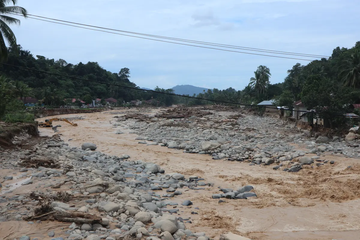 Kondisi Sungai Batu Busuk Padang saat bencana banjir akhir November 2025
