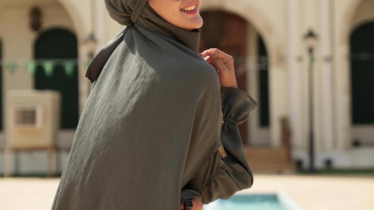 Dari Street Style ke Look Formal, Ini Inspirasi Hijab Paula Verhoeven yang Memikat