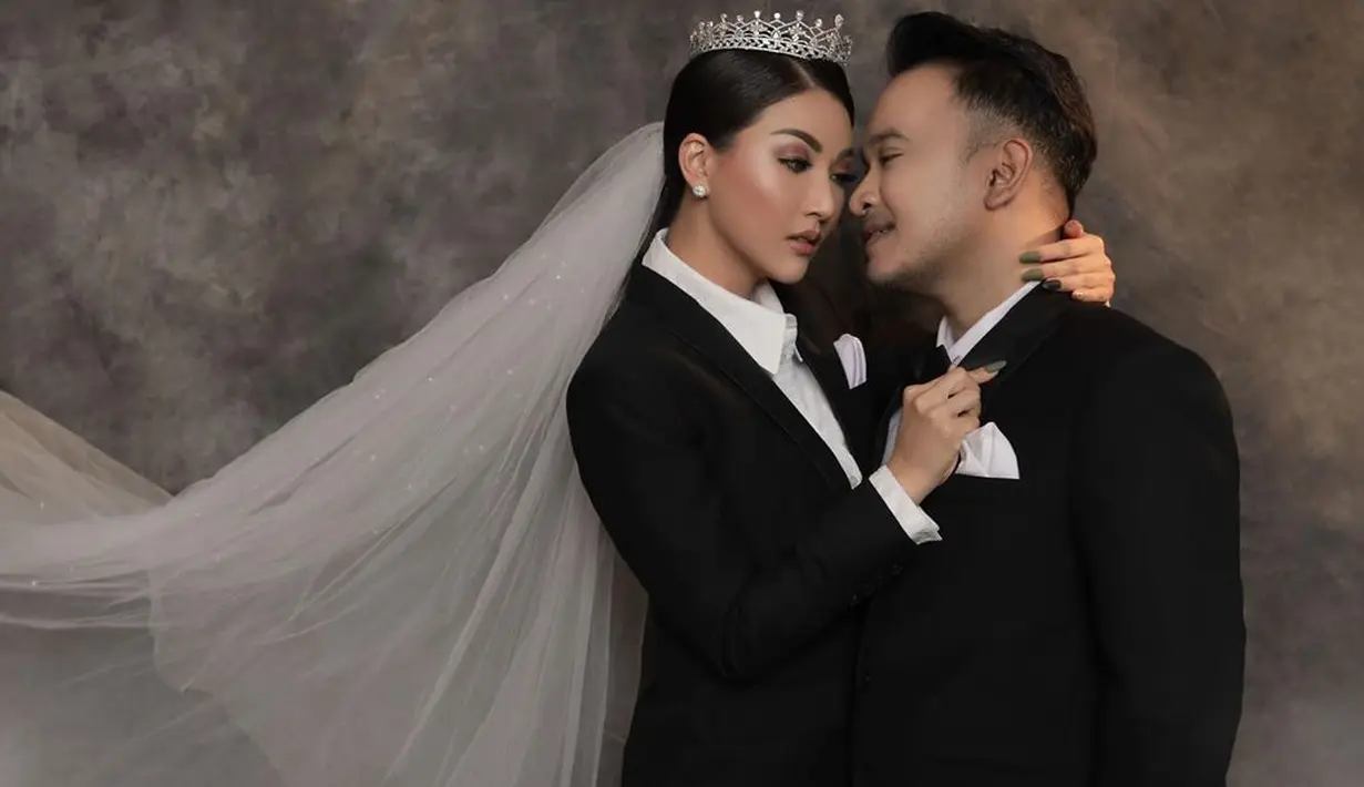 Cerita yang satu ini terungkap dalam channel Youtube The Onsu Family yang berjudul “Spesial dari Onyo untuk 7 Tahun Pernikahan Ayah dan Bunda”. Kini keluarga Ruben Onsu dan Sarwendah terlihat bahagia dan selalu kompak. (Instagram/sarwendah29)