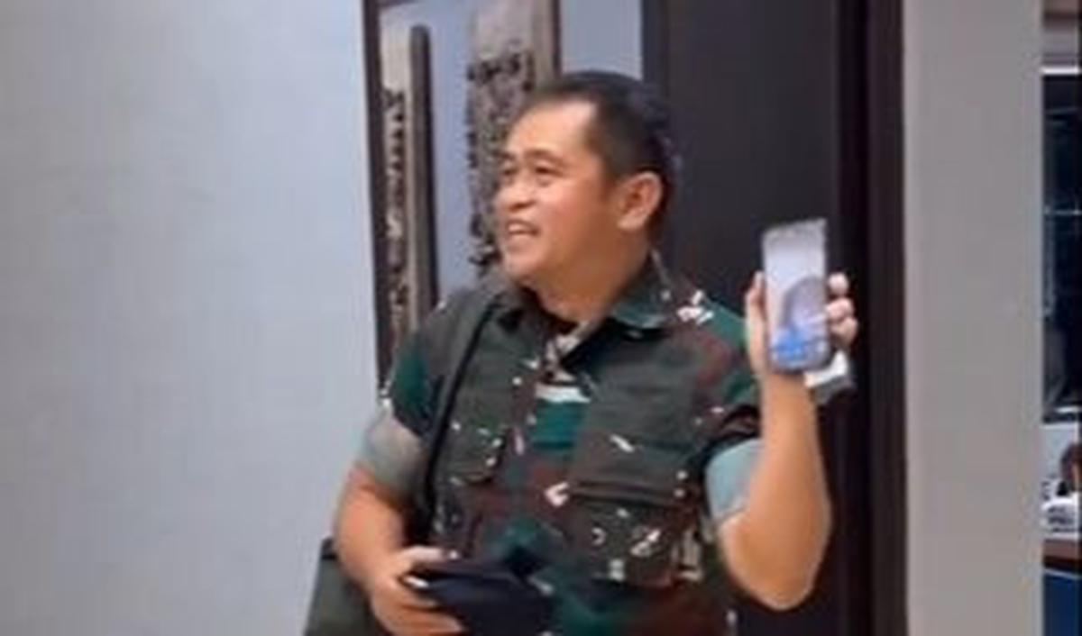 Datang menggunakan pakaian dinas loreng TNI, Maruli terlihat berjalan sambil melakukan panggilan <i>video call.</i>