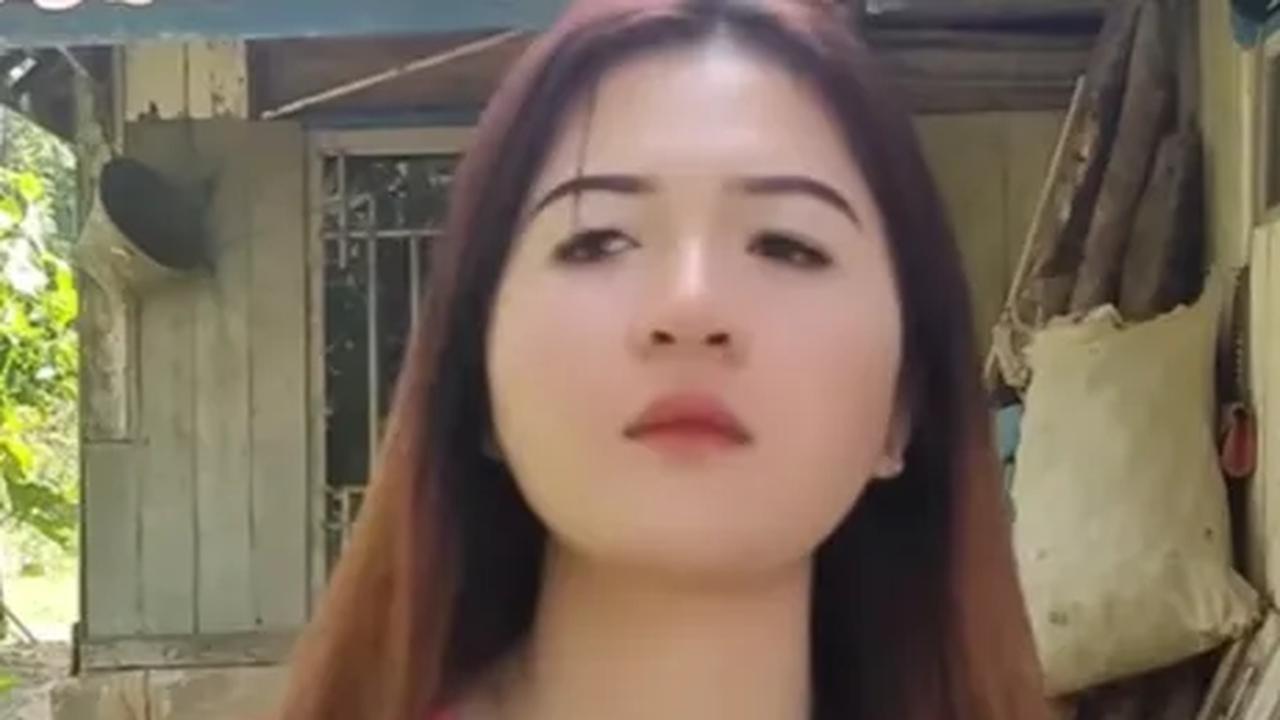 Sosok Dwi Armita, wanita cantik keturunan tionghoa yang tinggal di Kampung Pasir Hanyuang, Sukabumi menarik perhatian siapapun yang melihatnya.<br>