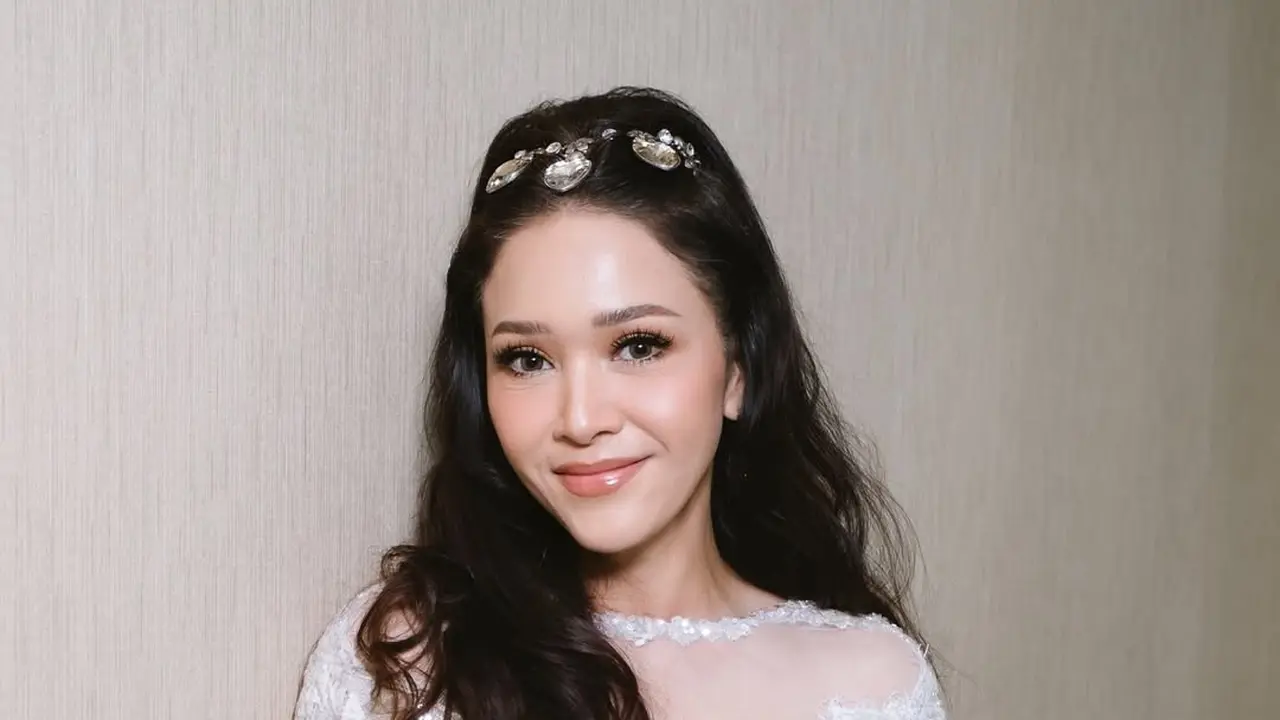 Pesona Cantik Maia Estianty Kenakan Gaun Putih Lace, Tampilkan Aura Bidadari dengan Makeup Flawless Nude