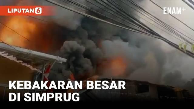 Musibah kebakaran melanda kawasan Simprug kebayoran lama Jakarta Minggu (21/8) pagi. Api besar membakar puluhan rumah di area permukiman tersebut.