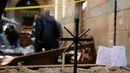Pejabat keamanan melakukan penyelidikan menyusul ledakan bom yang menghantam Gereja Katedral Koptik di Kairo, Mesir, Minggu (11/12). Sumber-sumber keamanan mengatakan setidaknya enam anak termasuk di antara mereka yang tewas. (REUTERS/Amr Abdallah Dalsh)