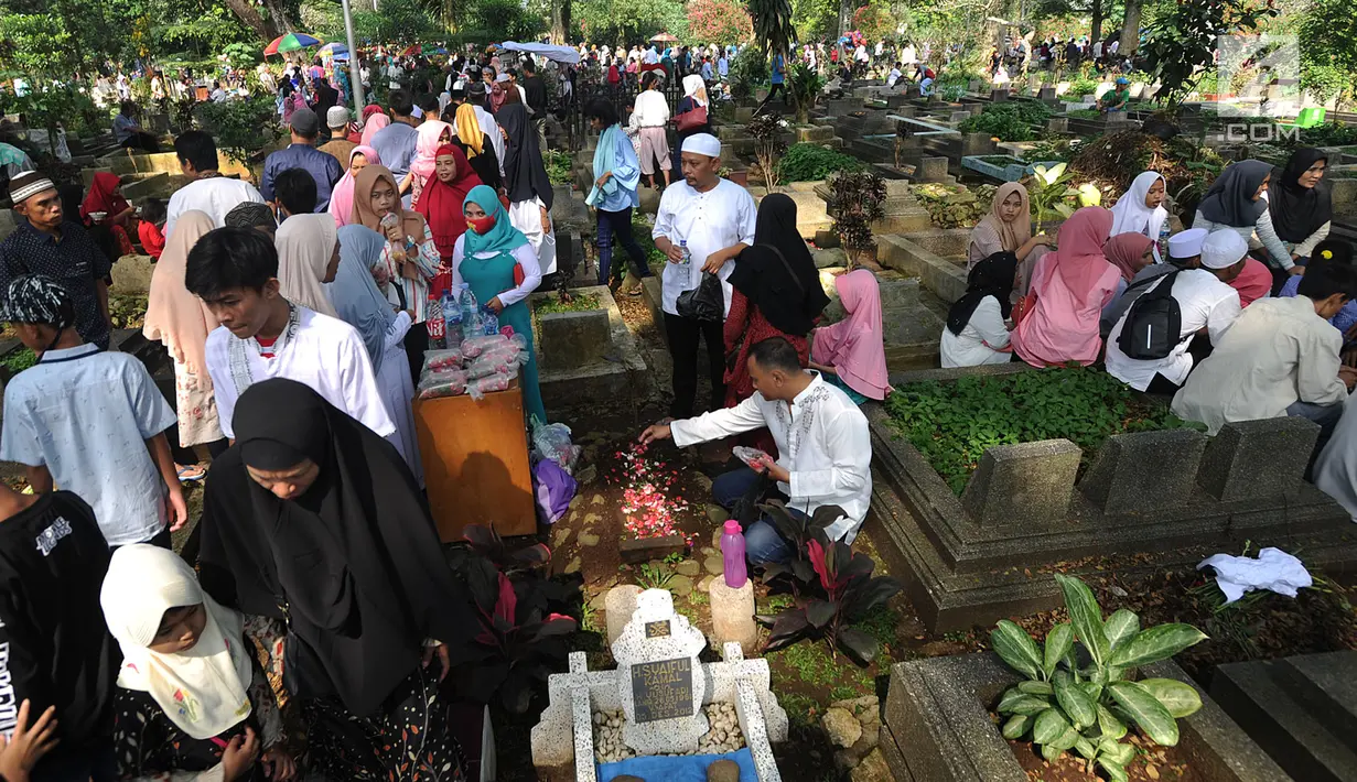 Sejumlah warga melakukan ziarah kubur di TPU Dreded  Bogor (15/6). Hari Raya Idul Fitri 1439 H dimanfaatkan warga untuk melakukan ziarah kubur bagi keluarga dan kerabat yang sudah meninggal. (Merdeka.com/Arie Basuki)