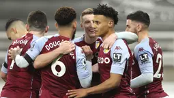 Para pemain Aston Villa merayakan gol bunuh diri bek Newcastle United, Ciaran Clark dalam laga lanjutan Liga Inggris 2020/2021 pekan ke-28 di St. James' Park, Jumat (12/3/2021). Aston Villa bermain imbang 1-1 dengan Newcastle United. (AP/Clive Brunskill/Pool)