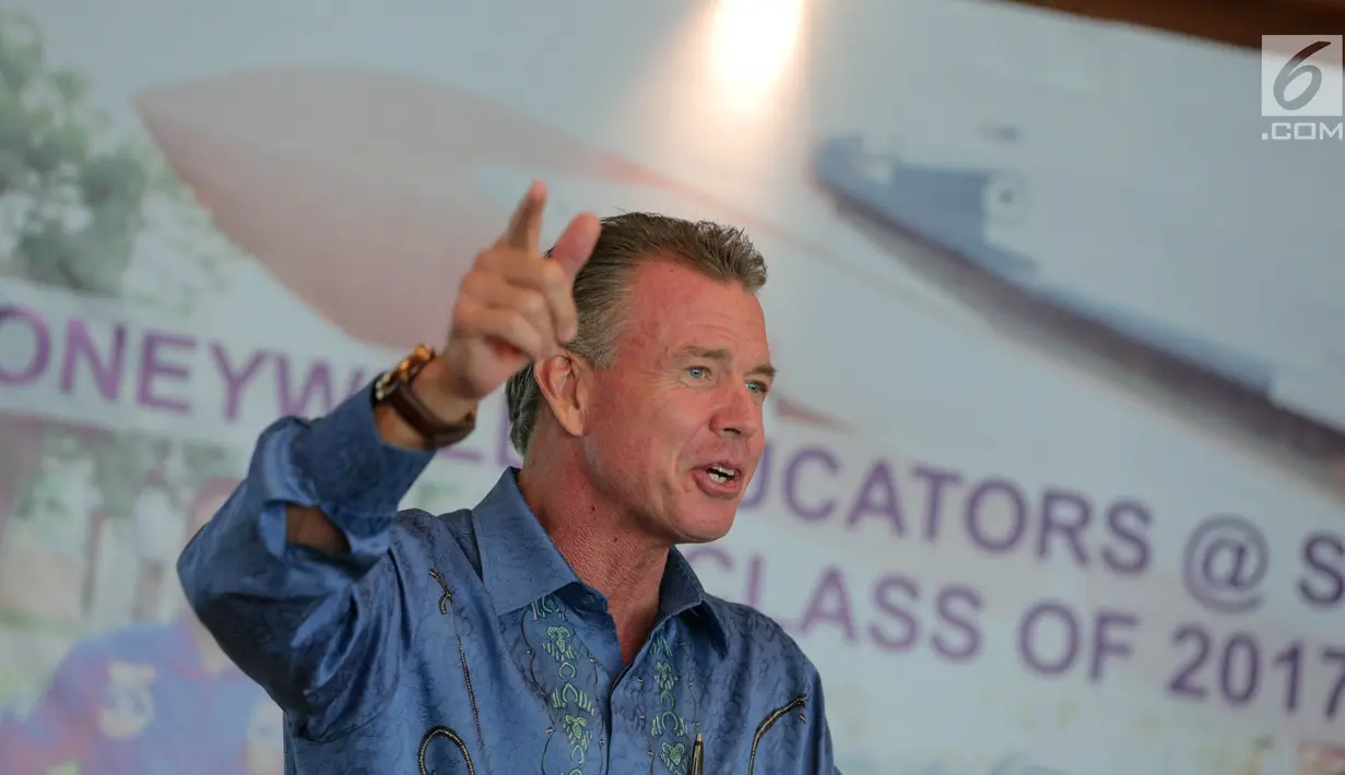 Presiden Honeywell Indonesia, Alex J. Pollack memberikan sambutan saat temu wicara bersama guru peserta HESA 2017 di Jakarta, Rabu (4/10). Alex berharap, para guru yang sudah lulus dari program HESA bisa menghasilkan inovasi. (Liputan6.com/Faizal Fanani)