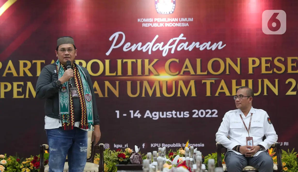 Ketua Umum Partai Negeri Daulat Indonesia (Pandai) Farhat Abbas memberikan keterangan saat mendaftarkan partai politiknya di Gedung Komisi Pemilihan Umum Republik Indonesia, Jakarta, Senin (1/8/2022). Farhat Abbas tampil mengenakan peci, jaket dan celana jeans saat mendaftar partainya ke KPU RI. (Liputan6.com/Angga Yuniar)