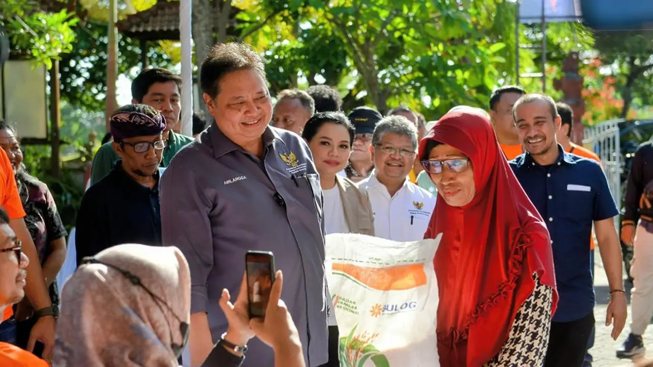 Menteri Koordinator Bidang Perekonomian Airlangga Hartarto hadir memastikan ketepatan sasaran penyaluran bantuan pangan di Kelurahan Serangan, Kota Denpasar, Provinsi Bali, Sabtu (13/1/2024). (Dok Kemenko Perekonomian)