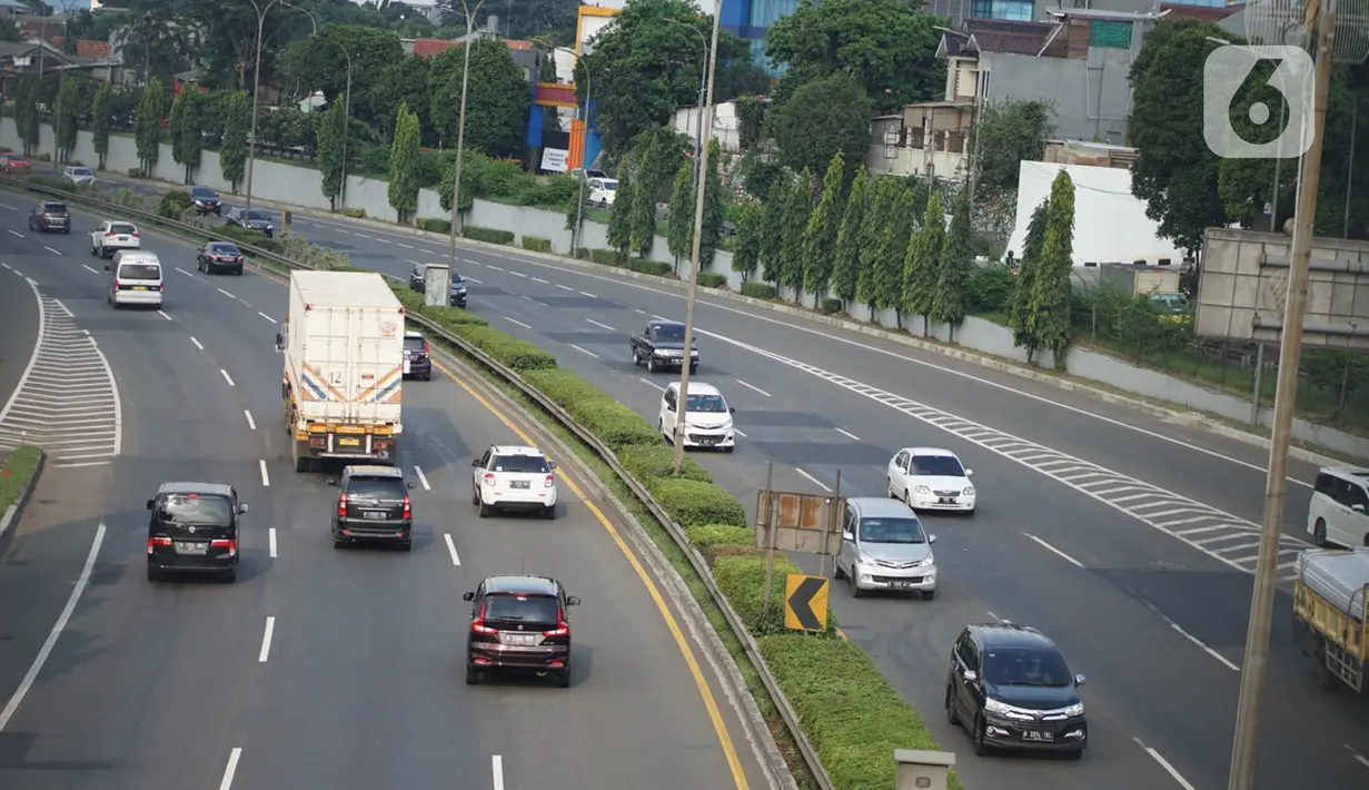 Kendaraan melintasi ruas jalan tol di Jakarta, Selasa (19/5/2020). PT Jasa Marga (Persero) Tbk memprediksi volume lalu lintas selama Lebaran akan mengalami penurunan signifikan sebesar 58,7 persen untuk pasca Idul Fitri akibat larangan mudik selama pandemi COVID-19. (Liputan6.com/Immanuel Antonius)