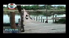 Jembatan kayu yang menghbungkan desa di Sidoarjo dan Mojokerto ini tak hanya topang aktivitas ekonomi tetapi juga memiliki pemandangan alam.