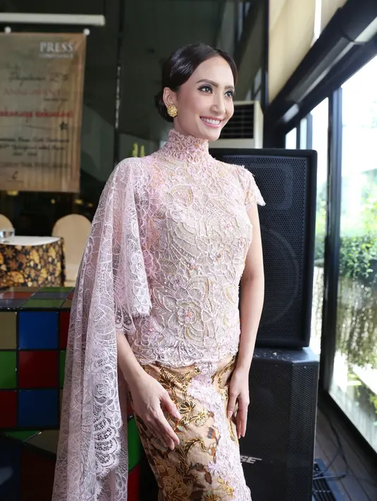 Dalam bahasa Jawa, tidak hanya Jawa kasar, tapi juga Jawa yang halus. Hal itu mengingat pesan dari kakeknya yang telah berpesan pada anak-anaknya untuk selalu mengajarkan bahasa Jawa. (Nurwahyunan/Bintang.com)