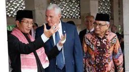 Mike Pence berbincang dengan Imam Besar Nasaruddin Umar di Masjid Istiqlal, Jakarta (20/4). Pence memuji kultur Islam moderat di Indonesia sebagai "inspirasi" pada awal kunjungannya di negara berpenduduk mayoritas Muslim. (AFP Photo / Pool / Adi Weda)