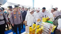 Kapolri Jenderal Polisi Listyo Sigit Prabowo dan Ketua Komisi IV DPR RI Siti Hediati Hariyadi melihat beras SPHP di tengah kegiatan panen raya di Kabupaten Ogan Komering Ulu Timur, Sumatera Selatan, Sabtu (27/9/2025) (Istimewa)