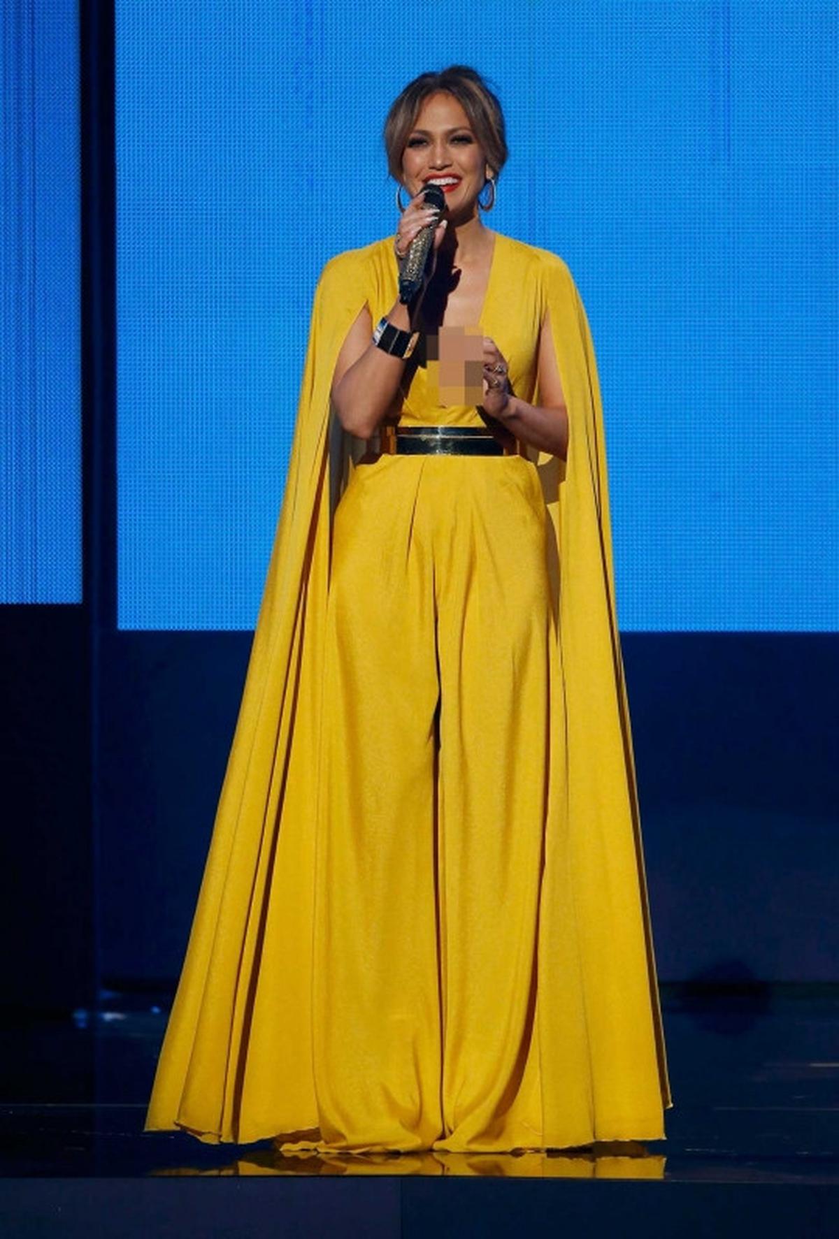 Panasnya penampilan tembus pandang J-Lo saat menjadi host