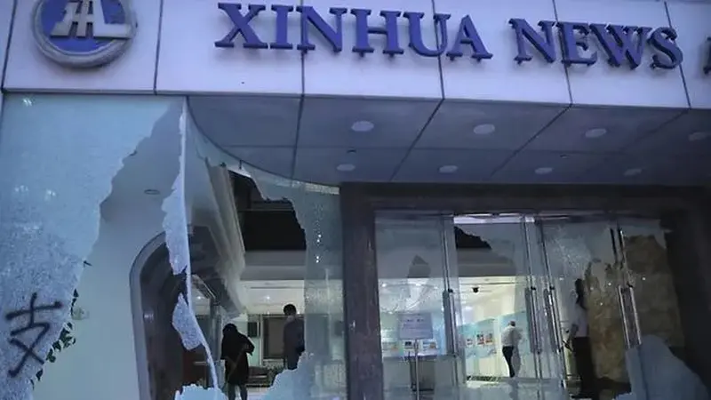 Pengunjuk rasa membakar stasiun metro dan merusak bangunan, termasuk kantor berita resmi China, Xinhua. (AP/Kin Cheung)