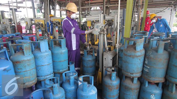 Pekerja tengah merapihkan dan mengisi tabung gas LPG 12 kg di Terminal pengisian Gas Pertamina, Jakarta. (Liputan6.com/Angga Yuniar)
